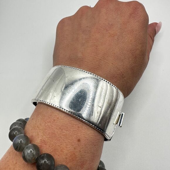 Pre-owned MONET heavy silver-toned metal clamp bracelet! - Picture 4 of 12